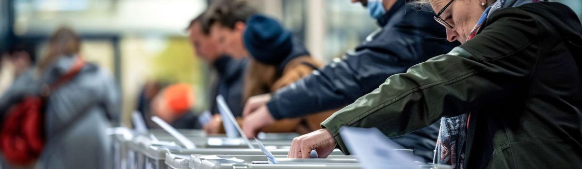 Des citoyens en train de voter